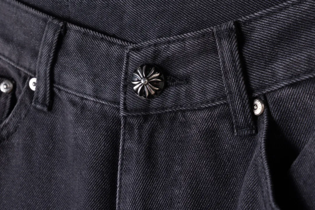 P220 Top version (black pants and blue leather) Top version Chrome Hearts jeans with leather jeans. As we all know, chromehearts jeans use vintage Levis jeans as the base for creation. They usually add their own unique silver buckles and silver ornaments, plus leather embellishments. This is what doubles the value of these vintage jeans, because the base is Vintage jeans, jeans themselves have become very soft and comfortable after years of baptism, which can be distinguished from ordinary jeans. You should also refer to the pants data for size. Style number: 1850# Color: black pants blue leather Size: 28 30 32 34 36 28 Waist 86 Hips 100 Pants length 102 30 Waist 90 Hips 104 Pants length 104 32 Waist 94 Hips 108, pants length 106 34, waist 98, hips 112, pants length 110 36, waist 102, hips 116, pants length 112